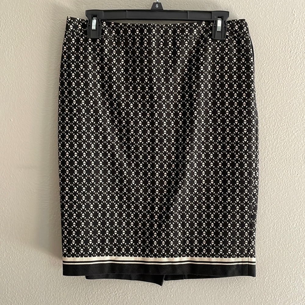 THE LIMITED Black and cream patterned Knee Length Skirt. Size 4